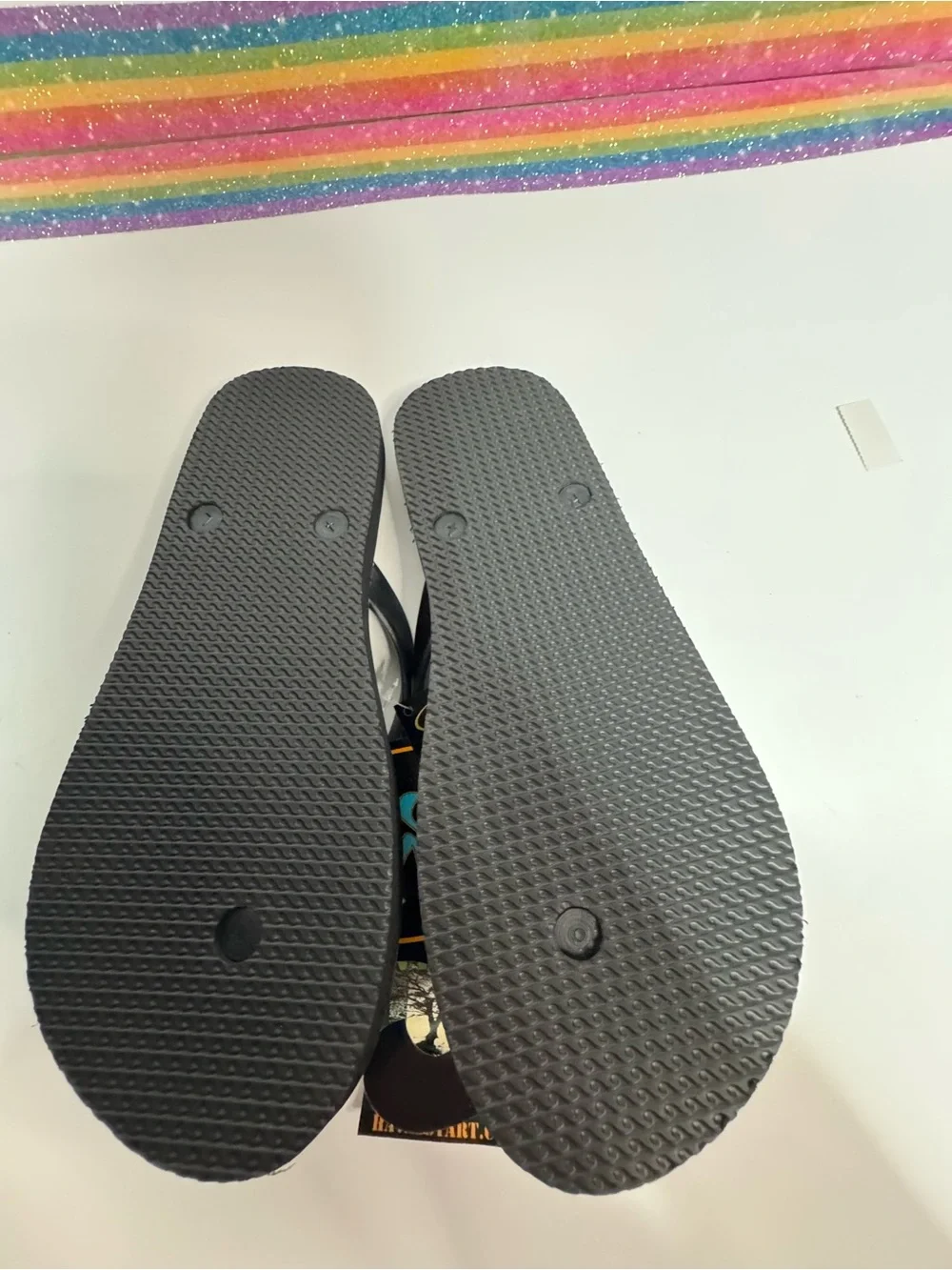 limited edition Havassy Verde WearableArt flip-flops featuring olive green strap